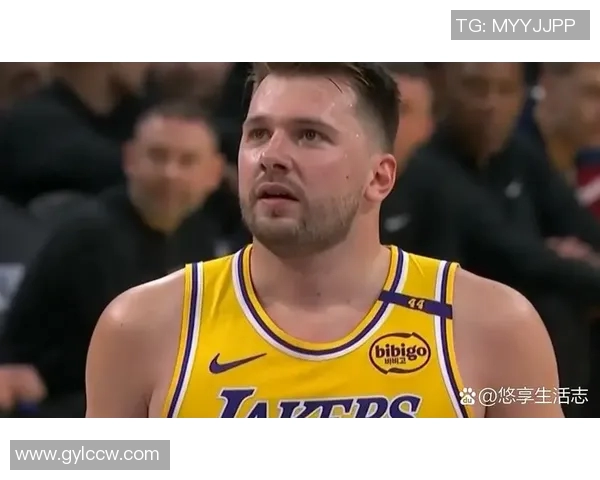 湖人防守散漫致败！特雷·杨助攻撕裂防线，东契奇艾顿配合失调，里弗斯缺阵影响战术混乱